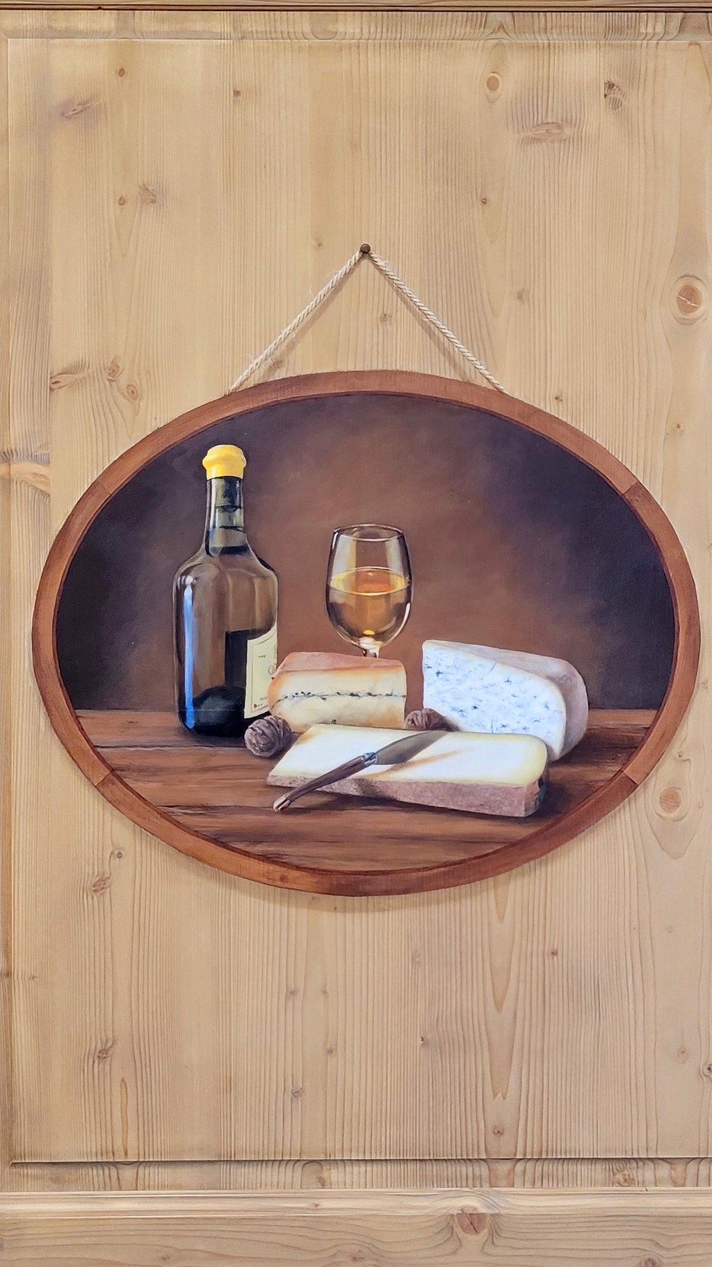 Des médaillons en trompe-l'oeil décorent des portes de chalet, illustrants pour chaque pièce des particularités locales.
