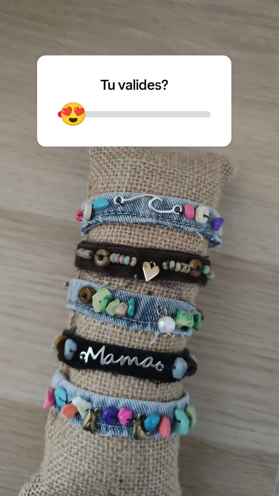 plusieurs bracelets faits main en jean de differentes couleurs avec depetites breloques accrochées