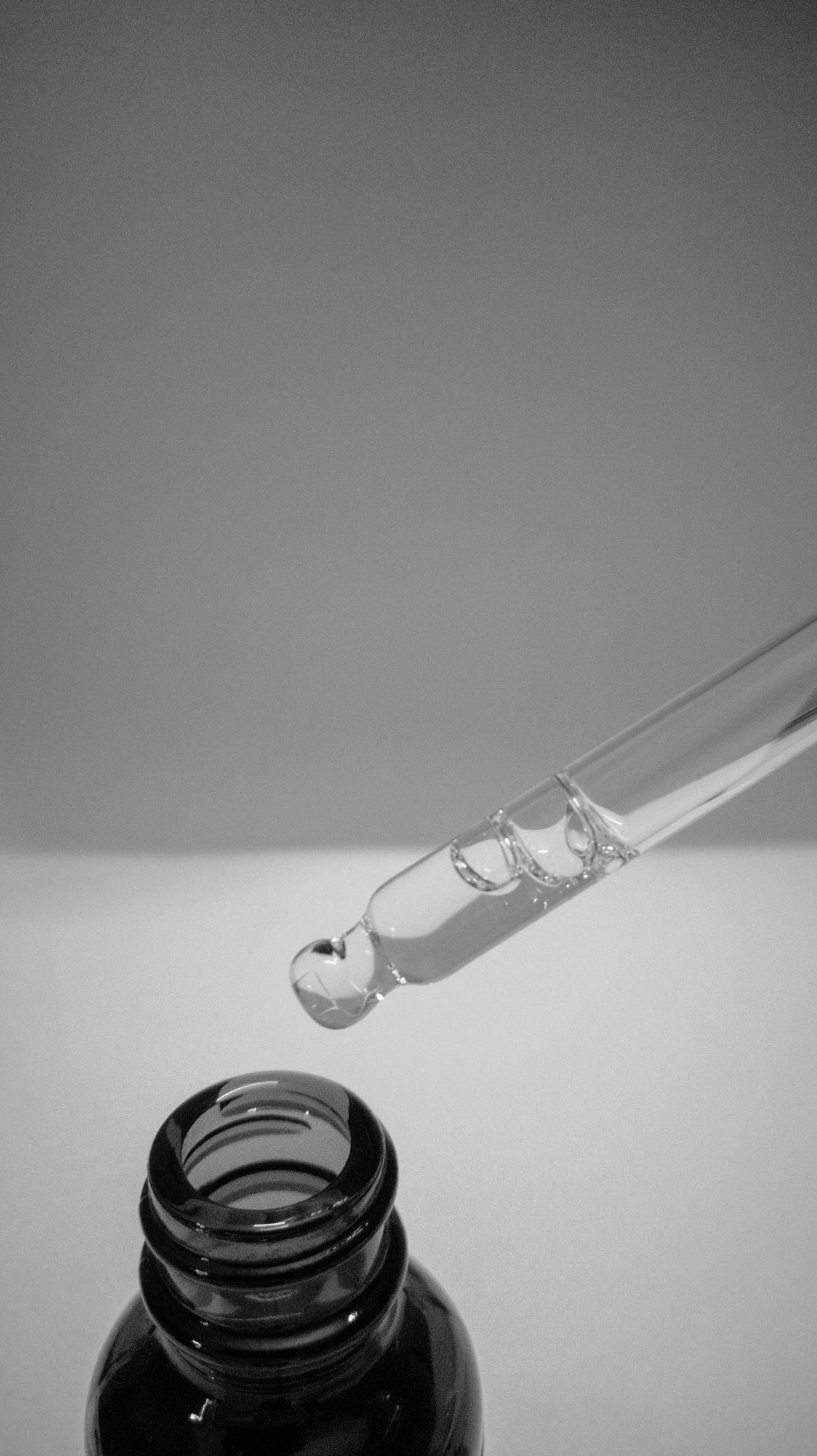 Frasco de vidro de produto dermatológico.