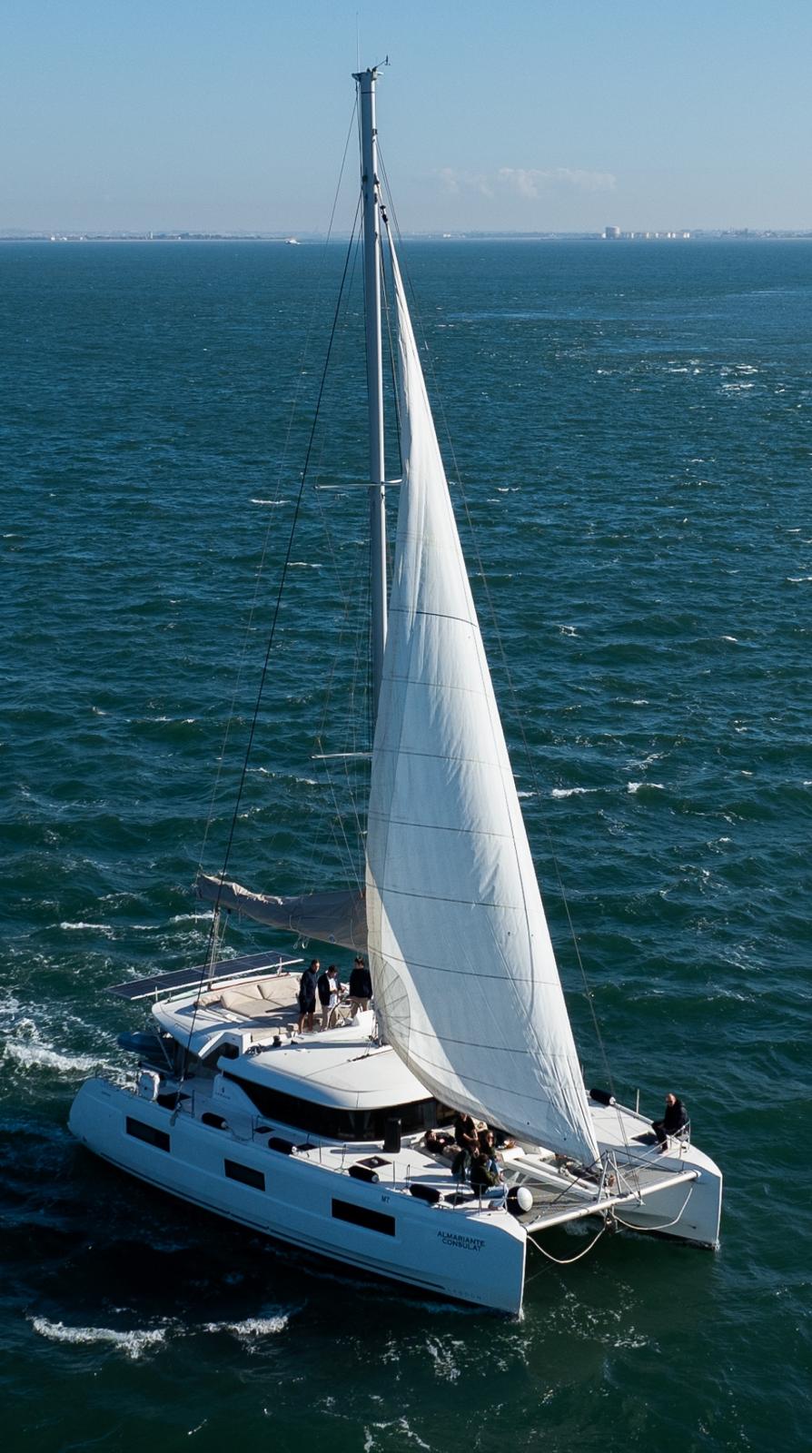 Exemple de Catamaran que nous avons en location pour des excursions à Lisbonne