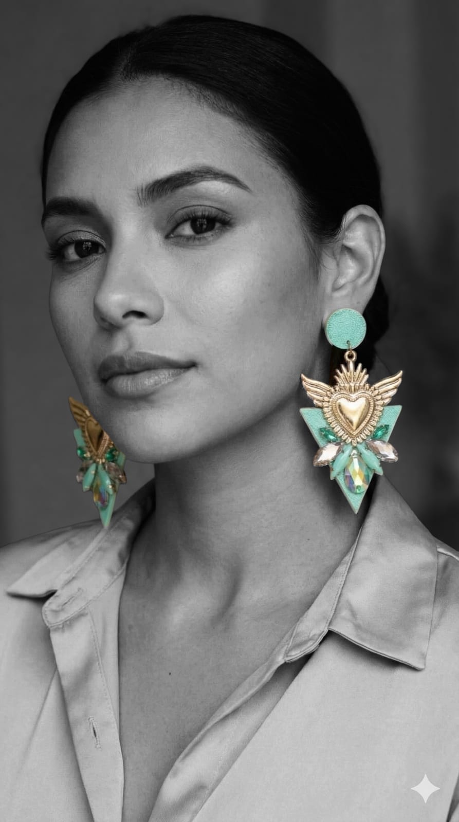 Una Mujer Luciendo Aros Corazon alado
