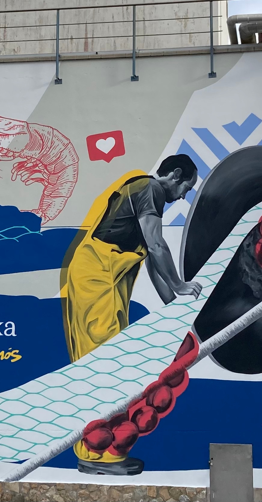 Fachada decorada con pintura plástica, obra de estilo figurativo contemporáneo. Gran superficie.