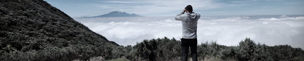 Alpiniste Québecois observant une montagne, représentant la marque Ascentierra