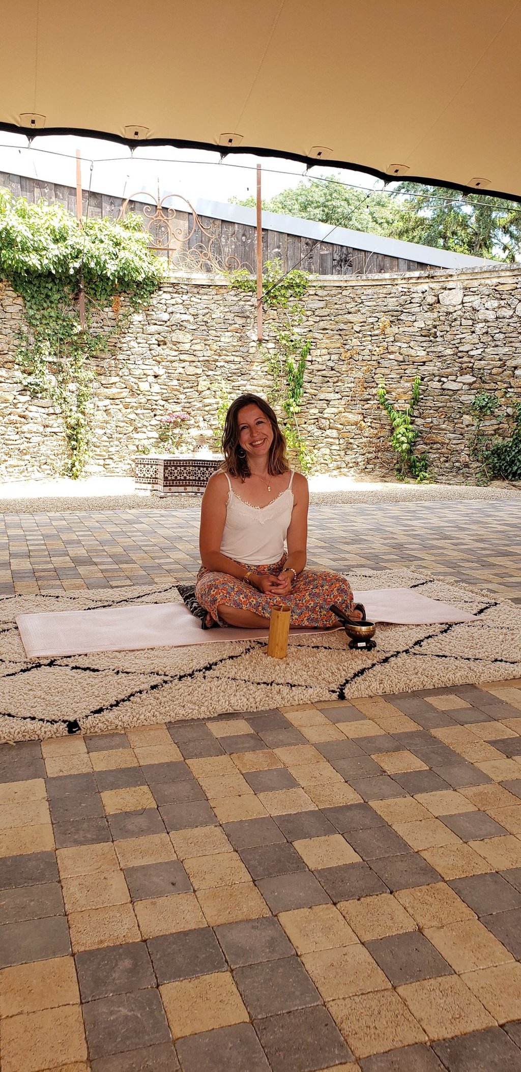 Pauline Bouanchaud animant une séance d'hypnose à la journée du bien-être au chateau de Maubreuil.