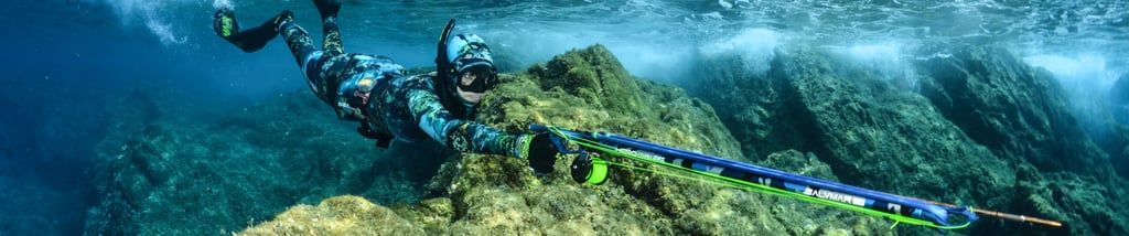 plongeur sous-marin qui chasse au harpon