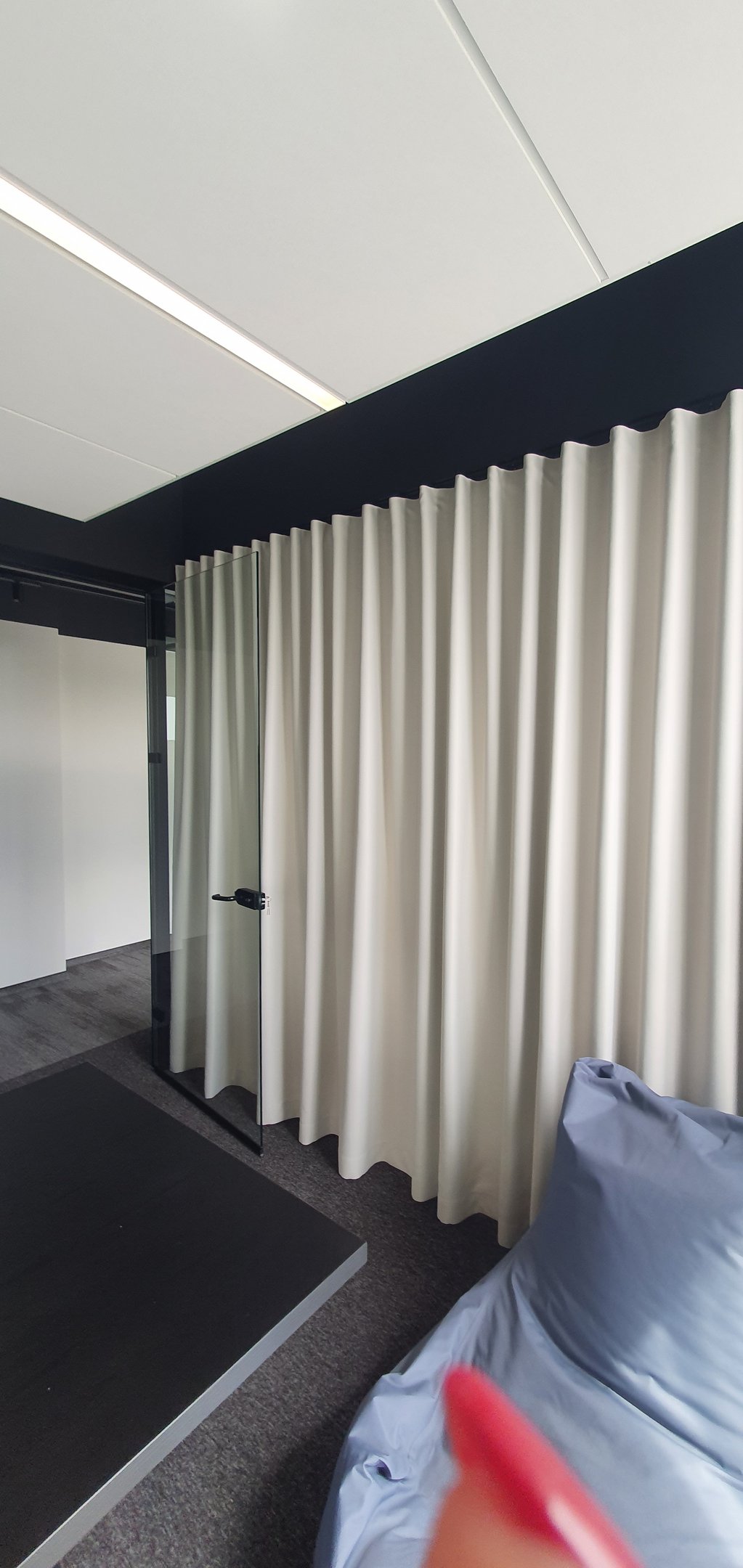 stiklo pertvaru uzdengimas uzuolaidomis