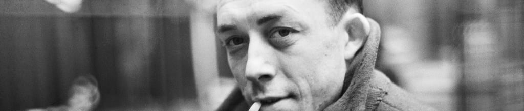 Albert Camus fumando, foto en blanco y negro.