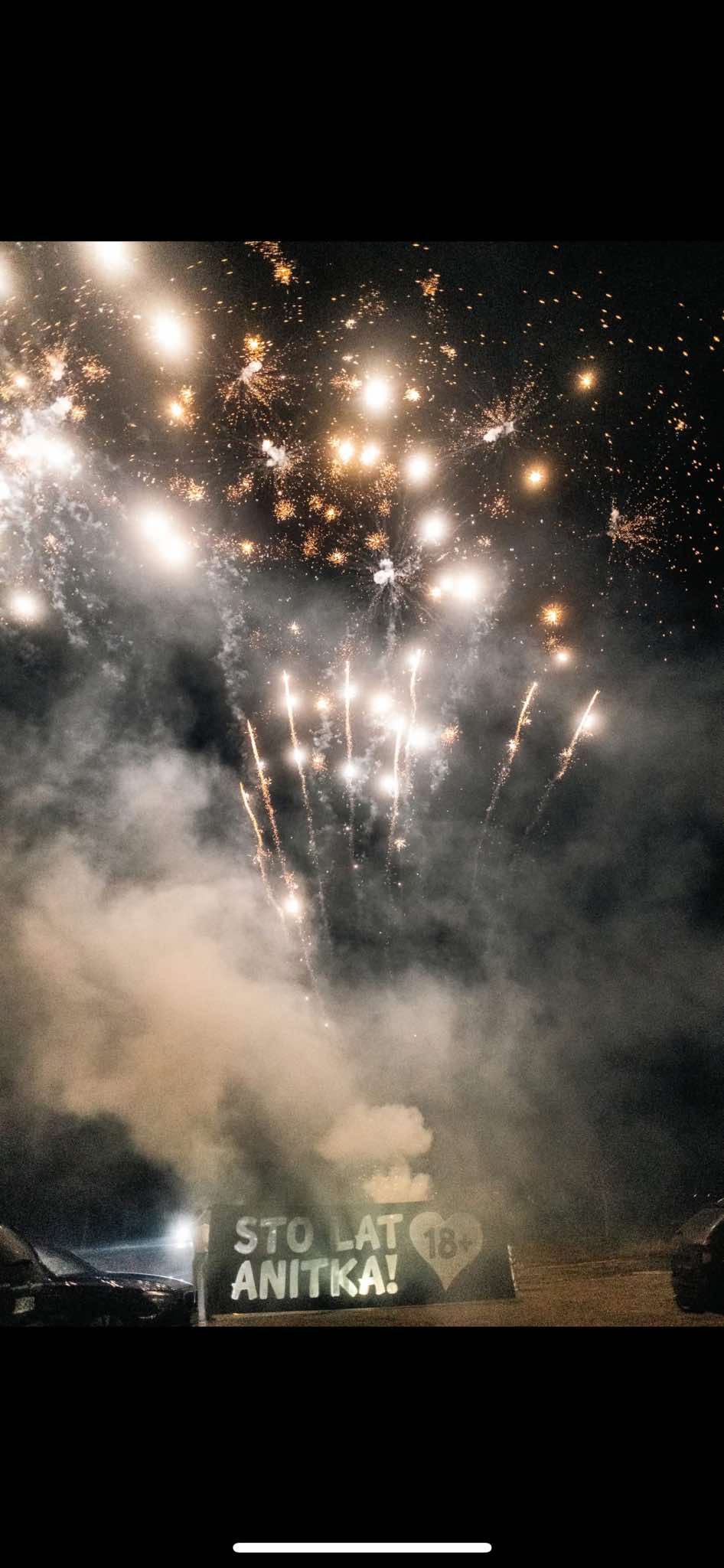 fajerwerki z napisem sto lat prezent na osiemnastke baner piro