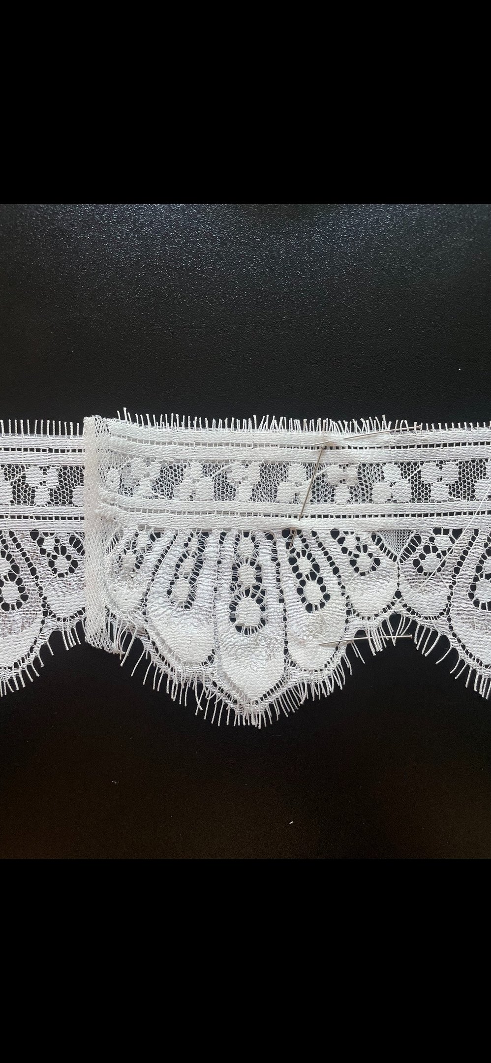 Blonde stosning af skrædder I usynlig syning af vintage look blonde