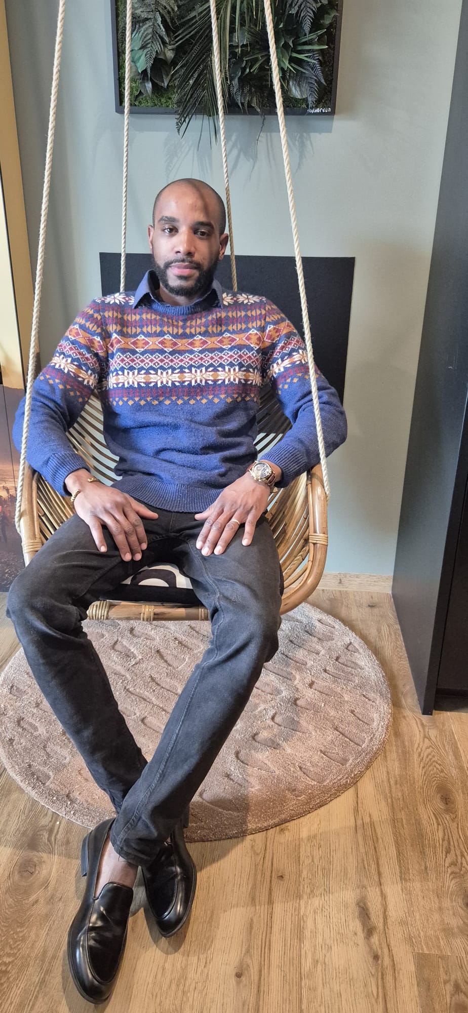 un homme assis 