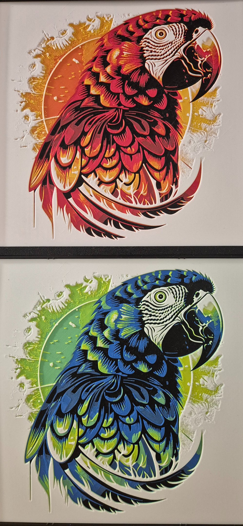 Panneaux artistiques en relief de perroquets imprimés en 3D dans différents styles de couleurs.