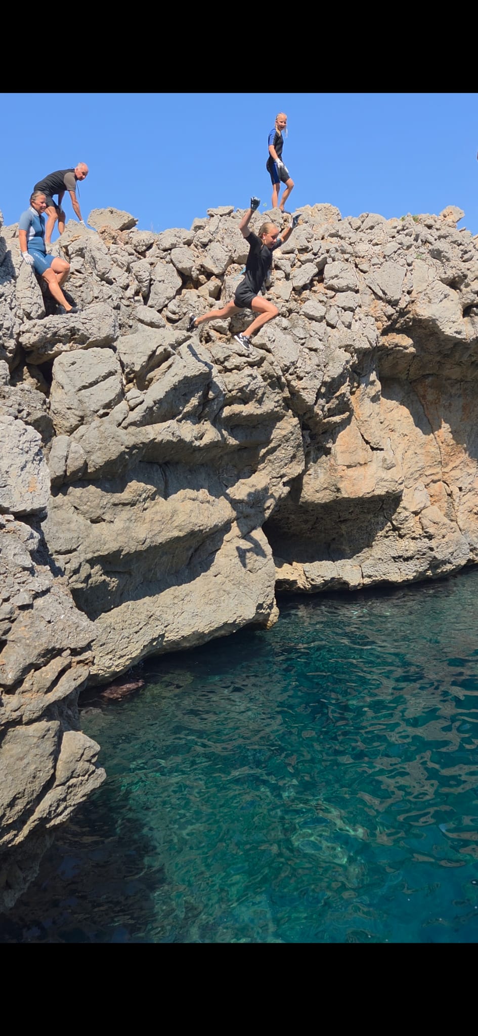 un enfant sautant dans la mer d'une hauteur de 4 metres