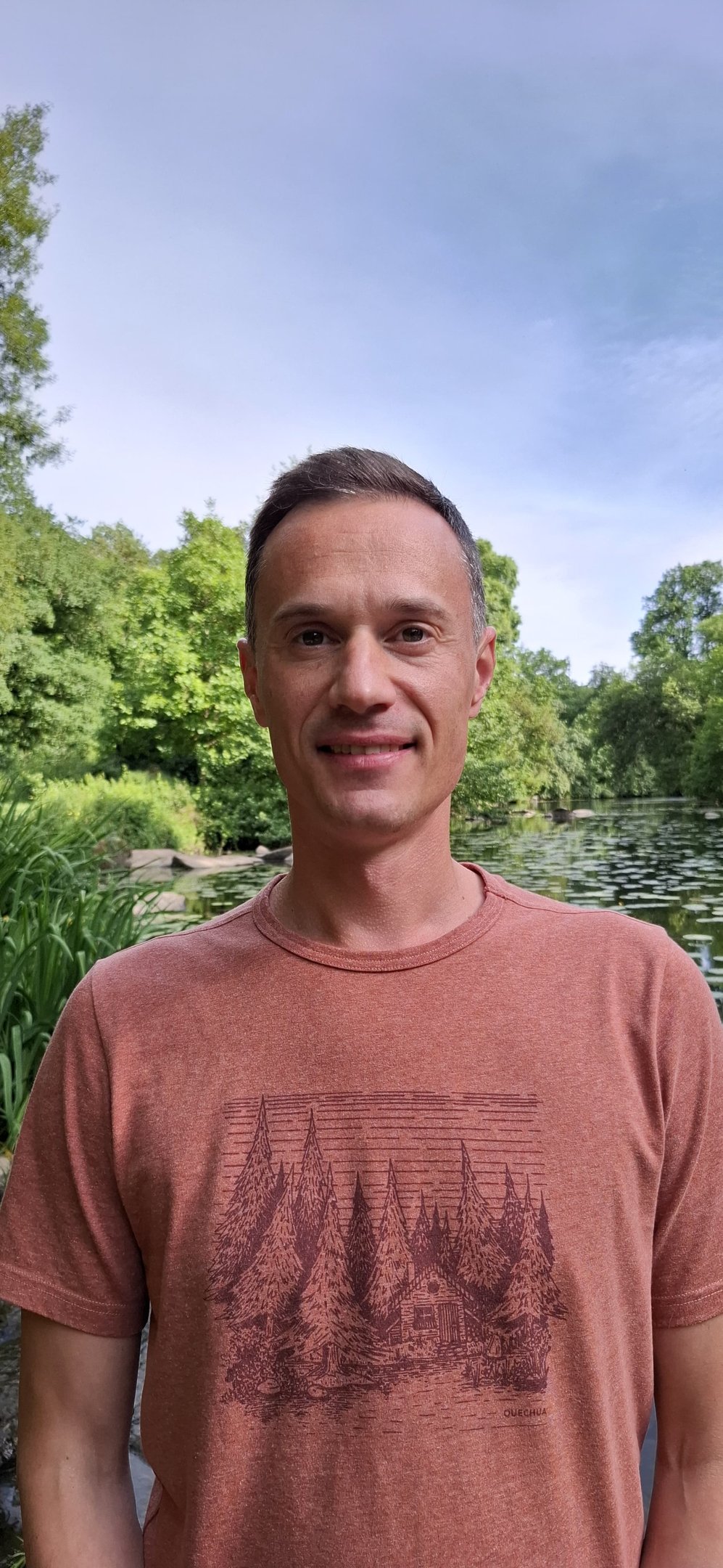 Egmont Chauvigné, guérisseur, énergéticien et communicant animalier, debout devant une belle rivière