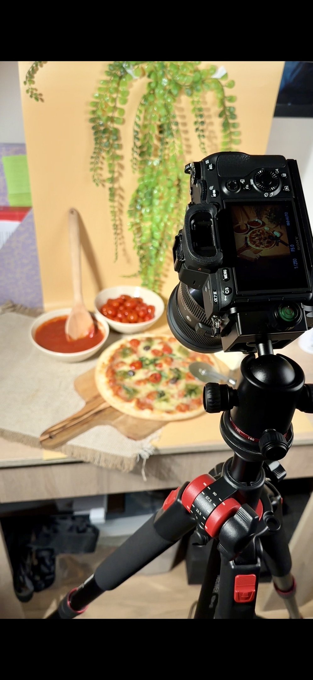 une caméra qui film une pizza
