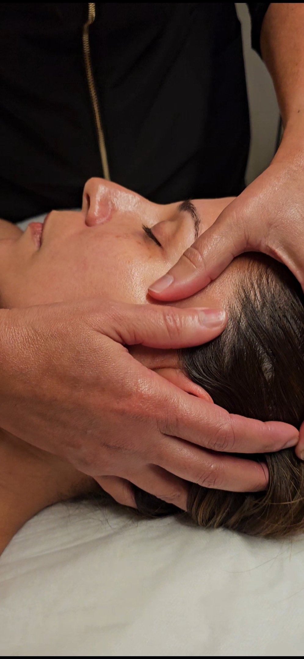 detalhe do rosto de uma mulher recebendo uma massagem relaxante