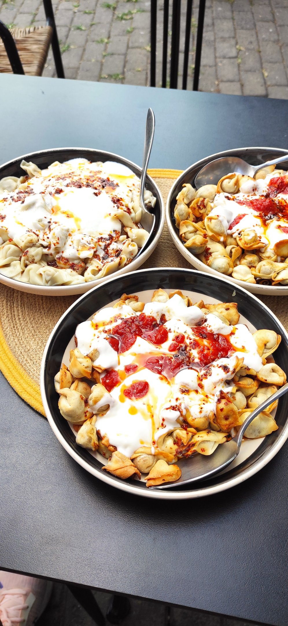 yoğurt ve domates sosu ile servis edilmiş çıtır mantı