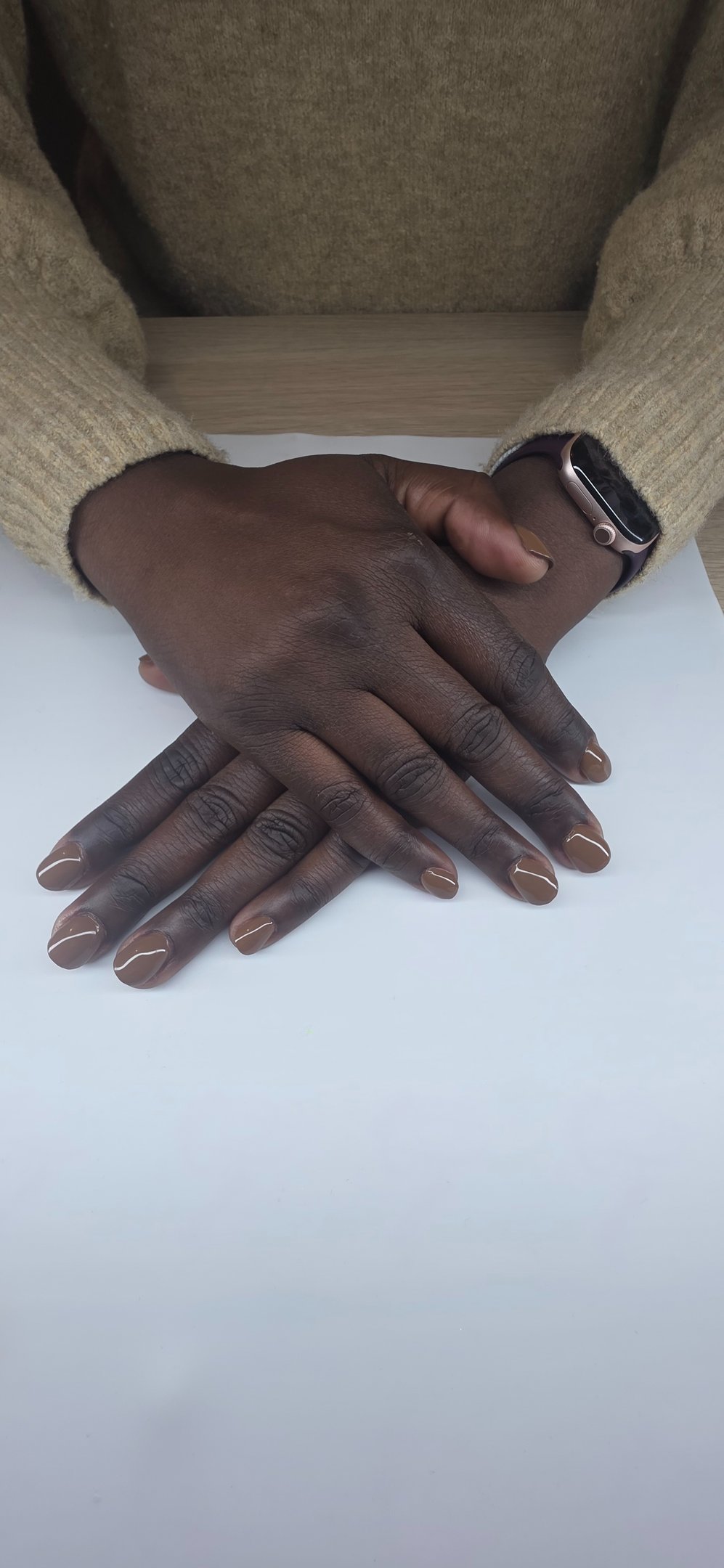 pose main cliente vernis gel marron glacé