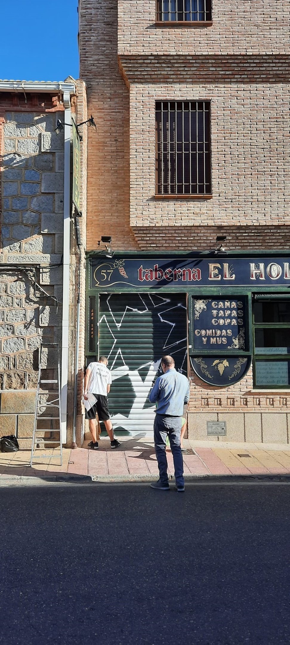 Graffiti profesional en persianas, paredes, fachadas, Barcelona, Madrid, Valencia