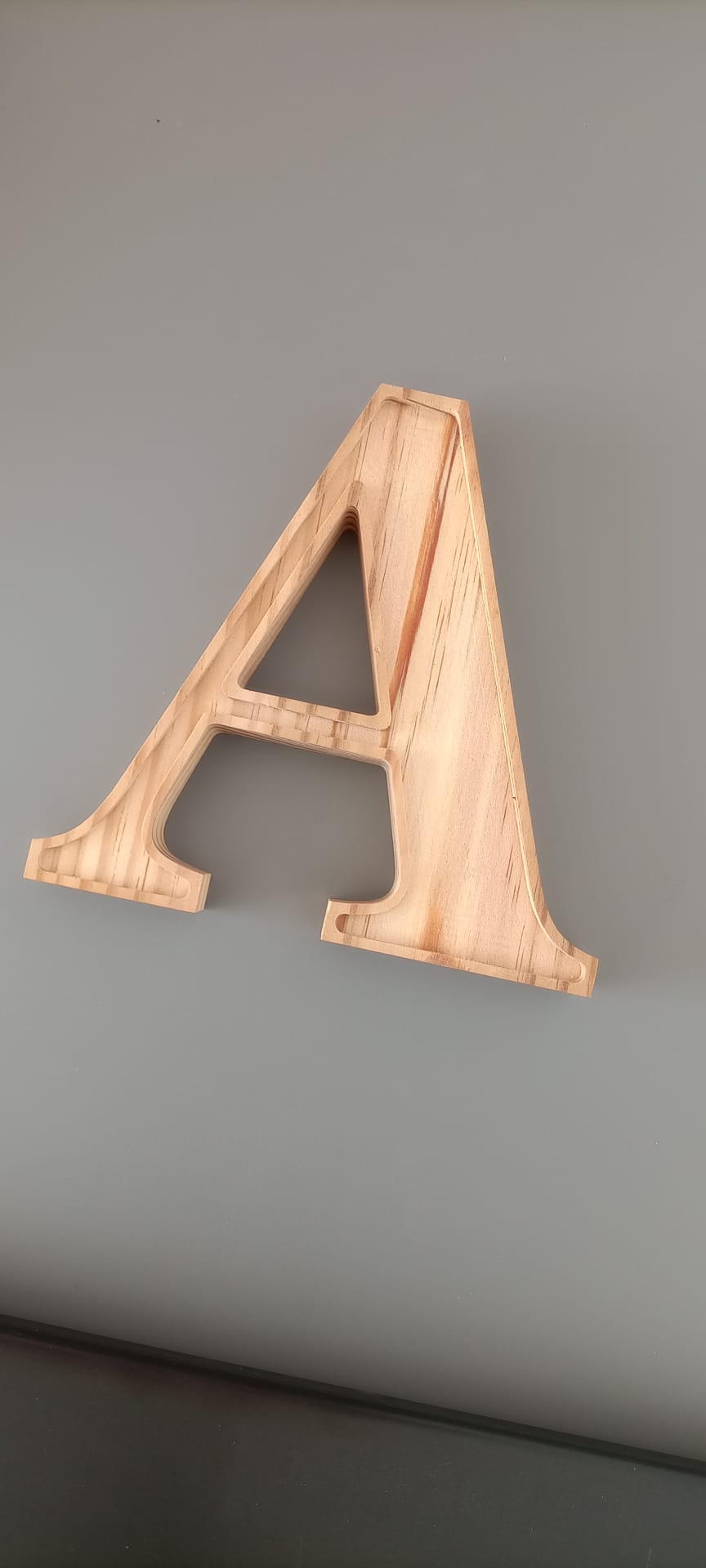 Letra A mecanizada en madera
