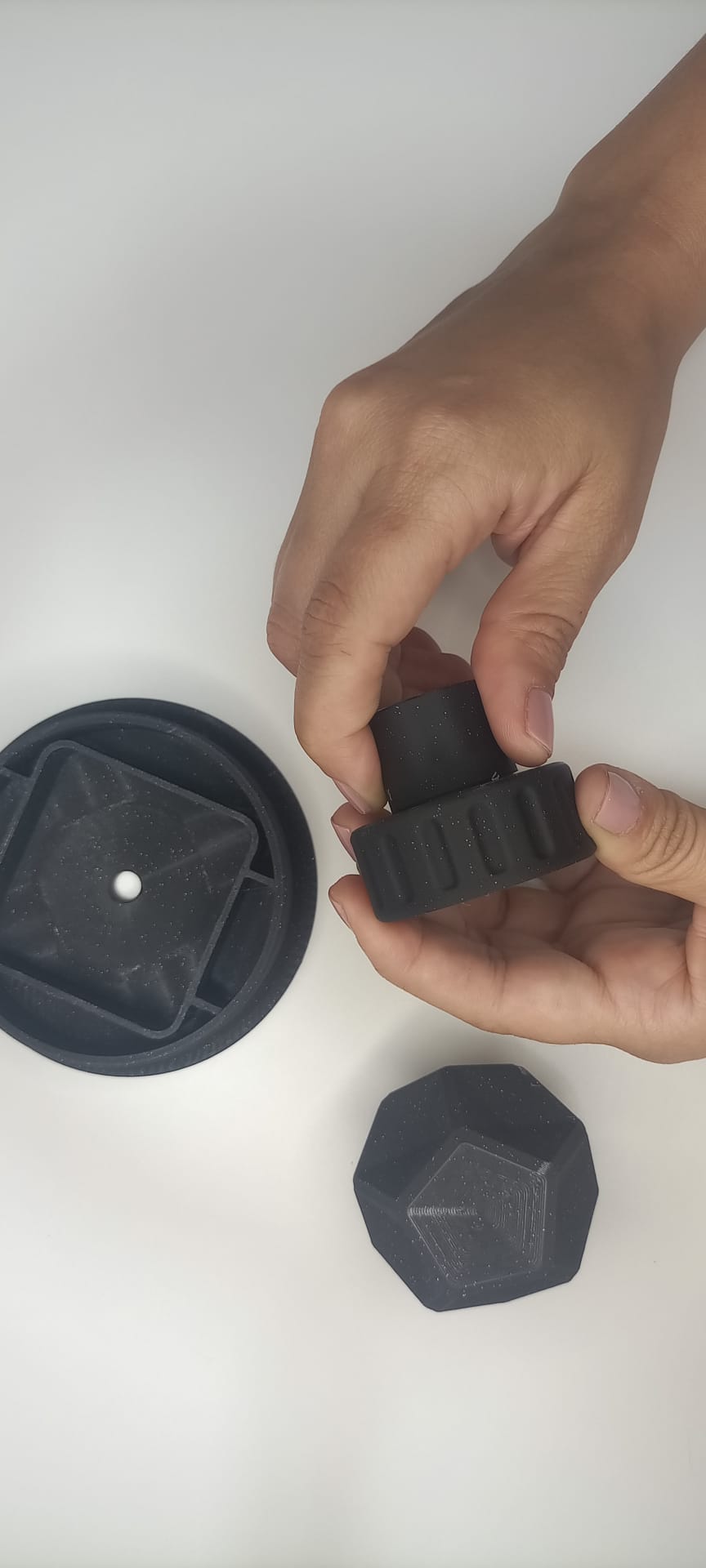Manos con pieza impresa en 3d