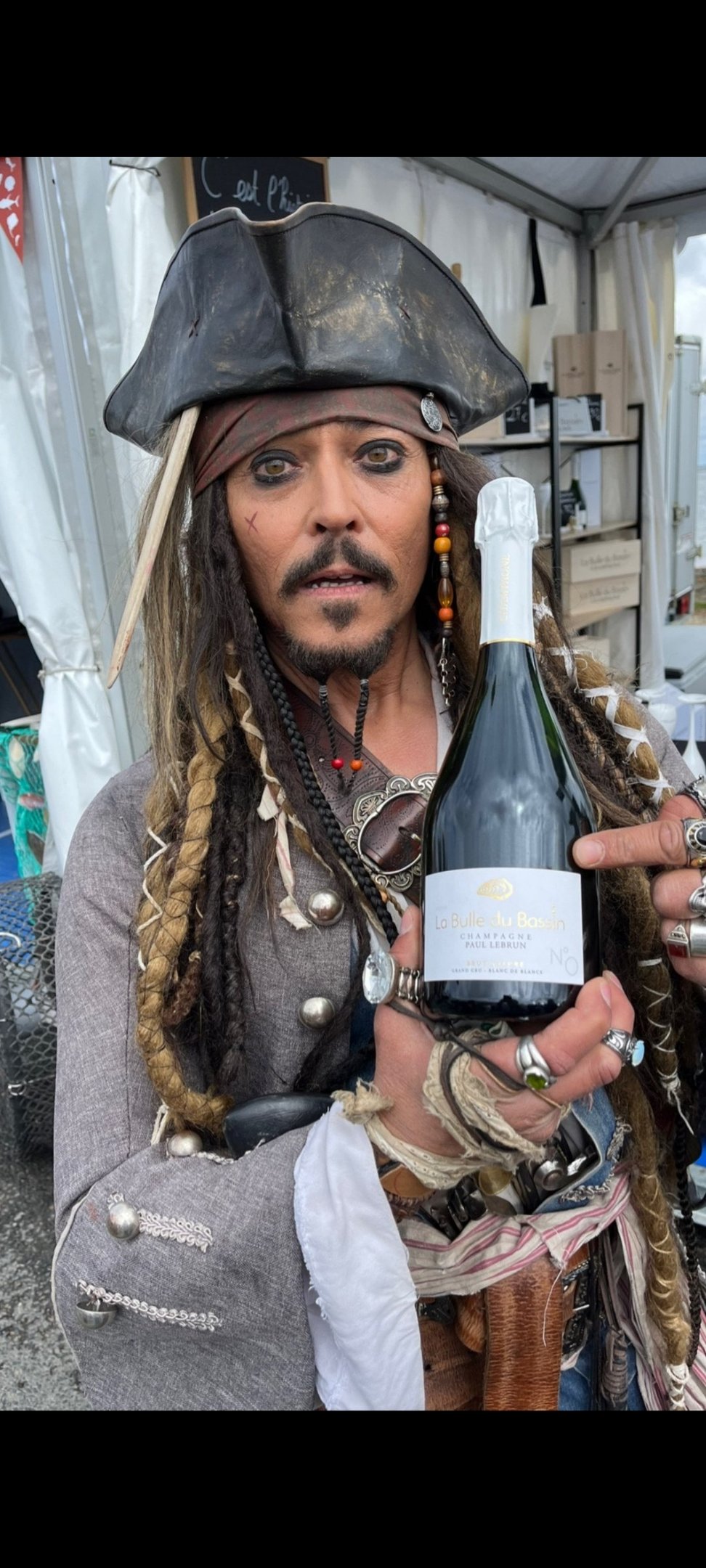 Visage de Jack Sparow tenant une bouteille de Champagne La Bulle du Bassin