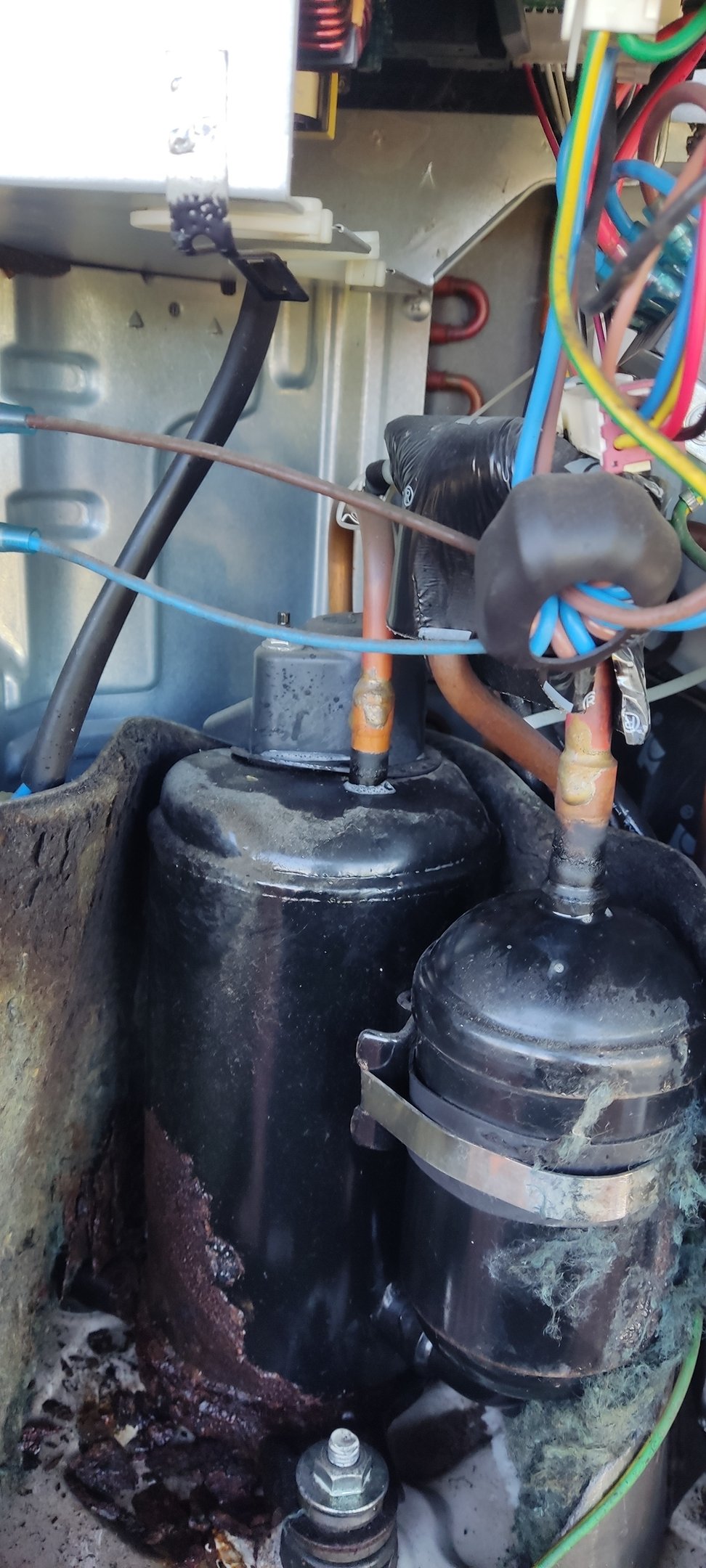 Compressor com ferrugem em unidade condensadora por falta de manutenção.