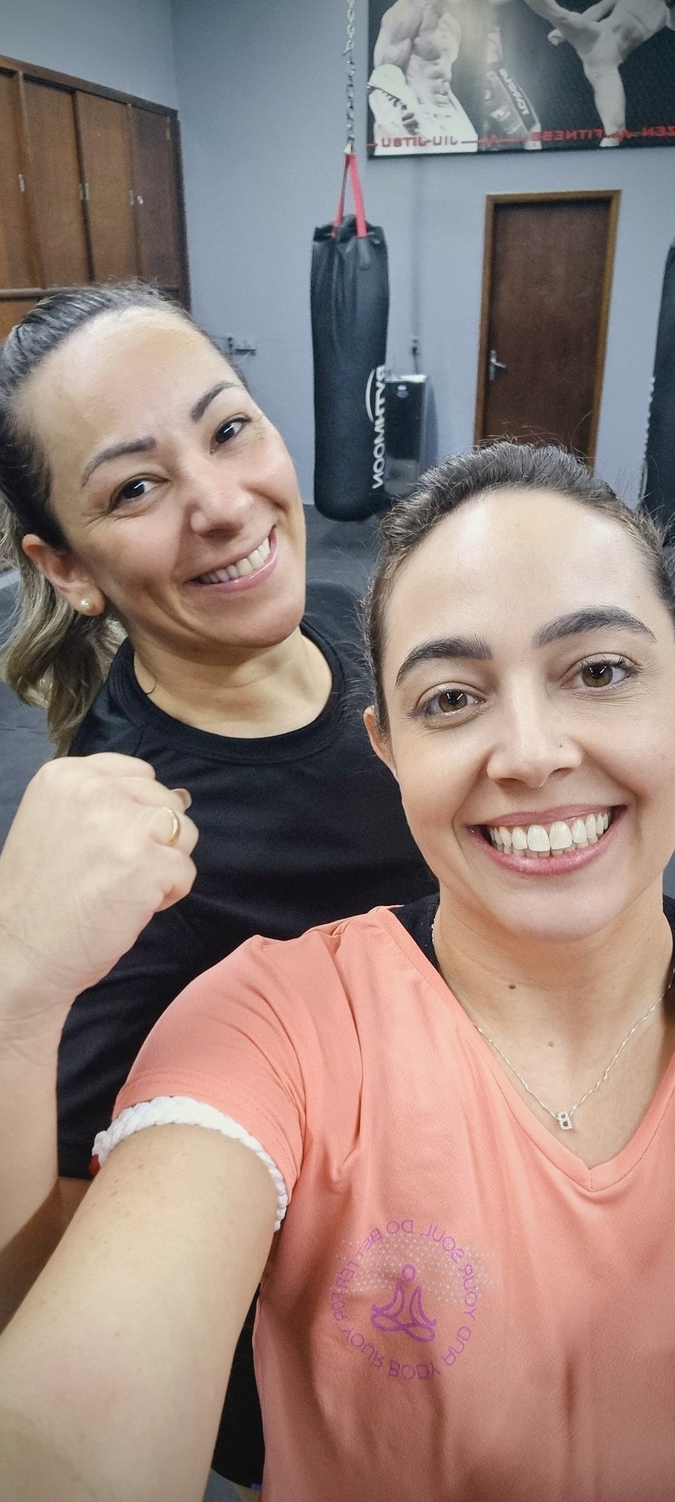 Muay thai  avaré, academia com três mulheres treinando Muay Thai em Avaré.