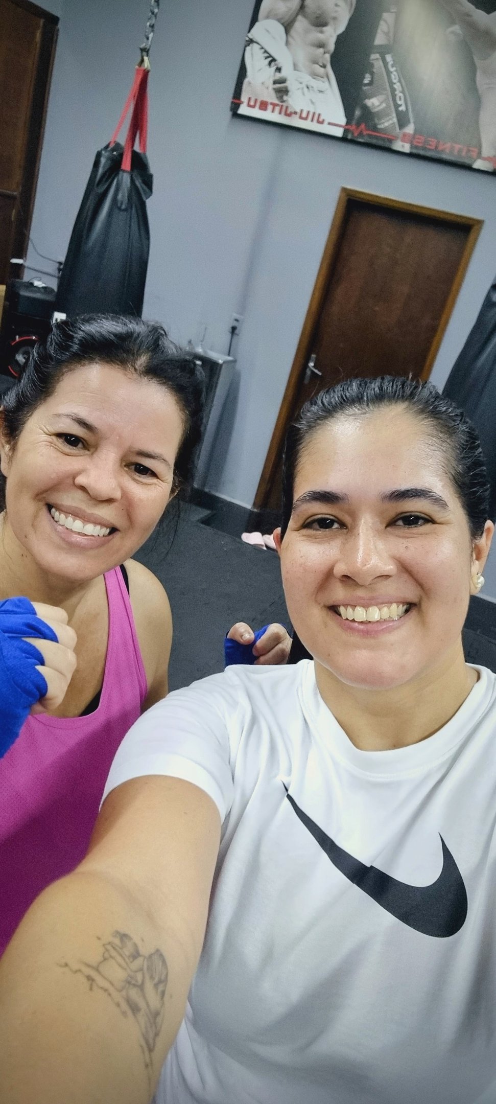 Muay thai  avaré, academia com três mulheres treinando Muay Thai em Avaré.
