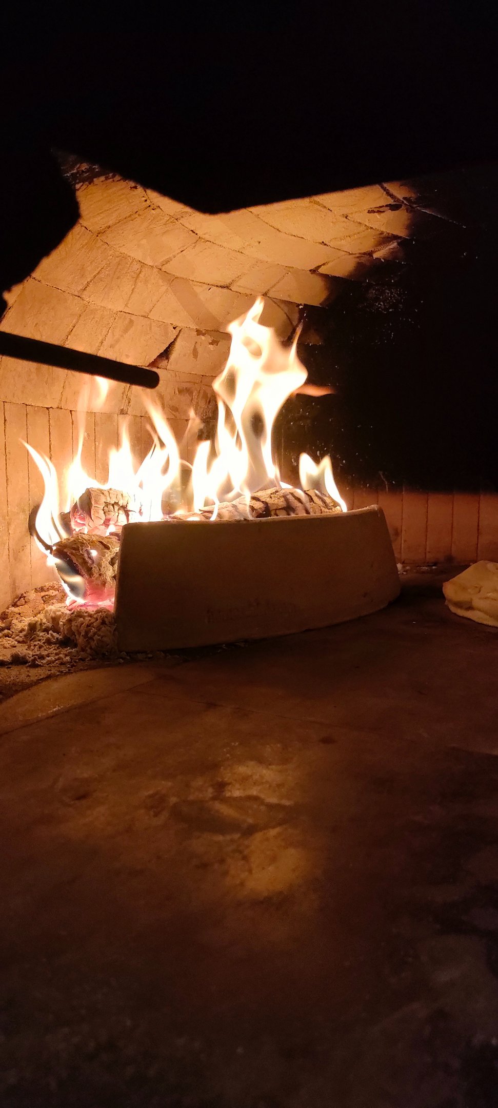 horno de leña con fuego 