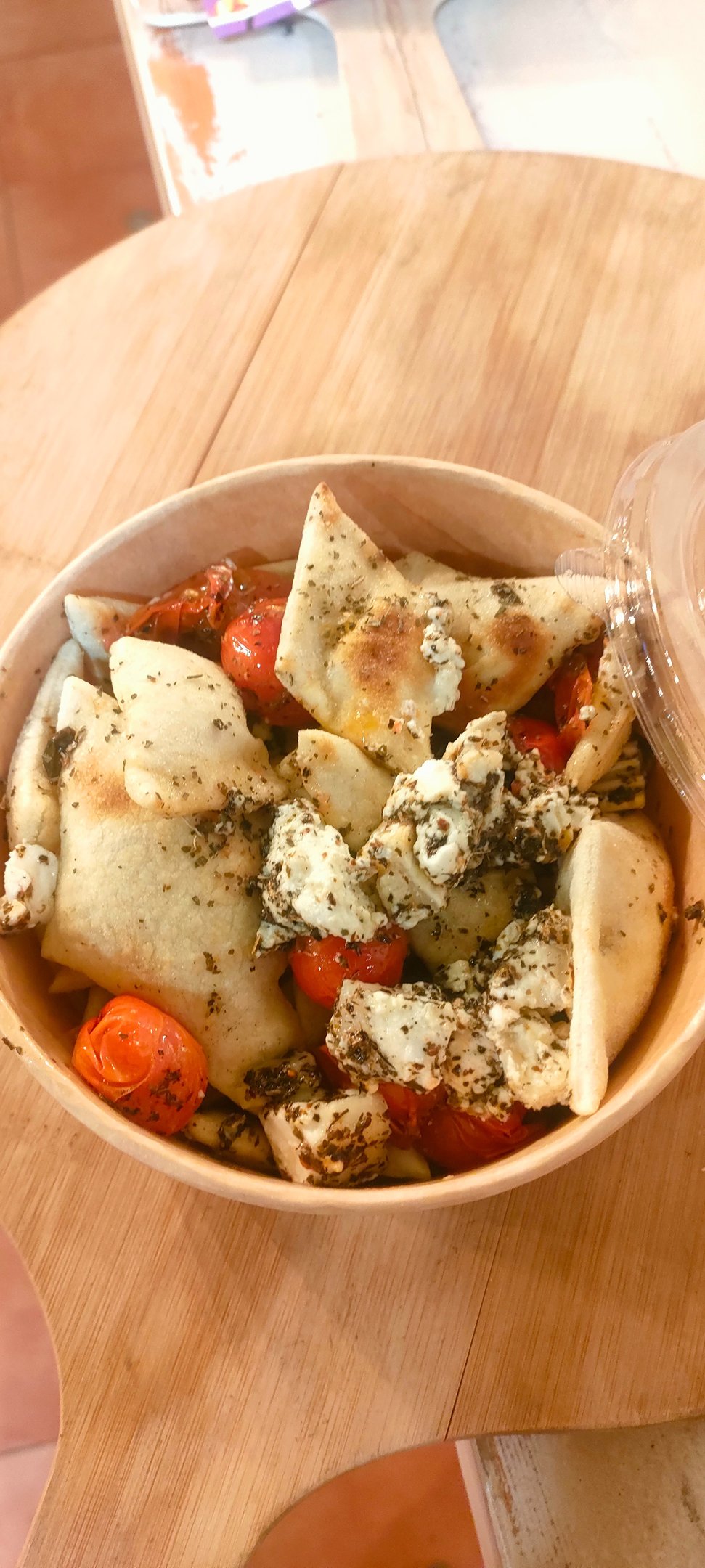 Entrante Cherrycrunch con tomates cherry, queso de cabra y masa de harina ecológica en Pizza+