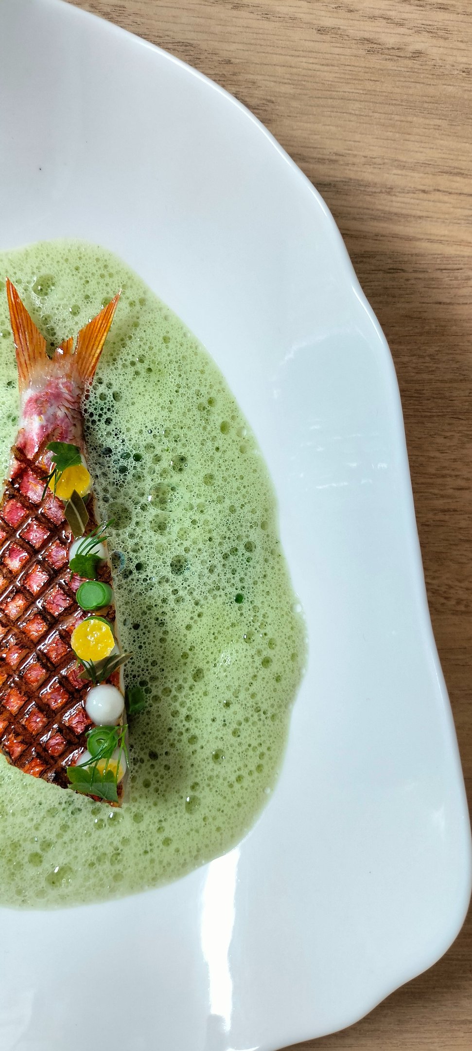 Rouget grillé et potager de printemps