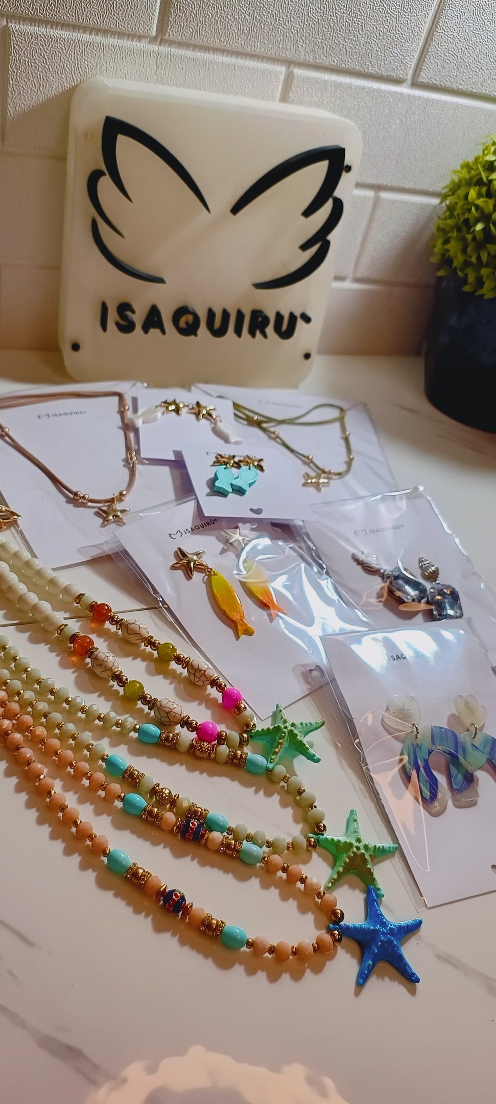 Variedad de collares y aros Mar