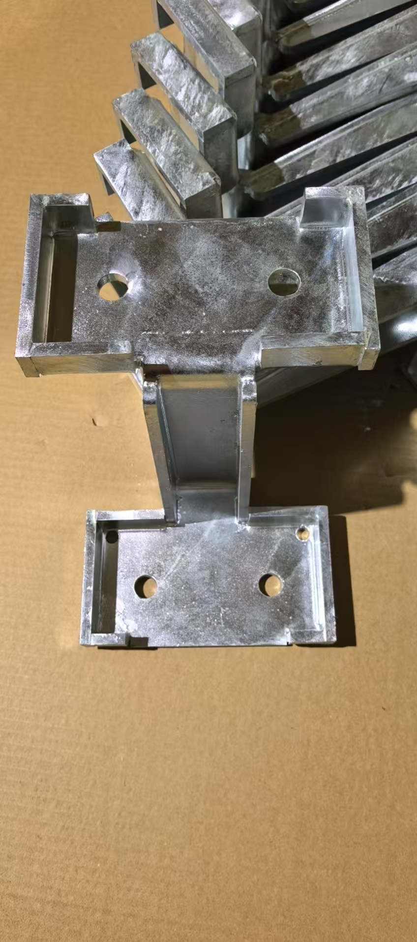 Hot-dip galvanized livestock drinking tank for 20-year rust protection