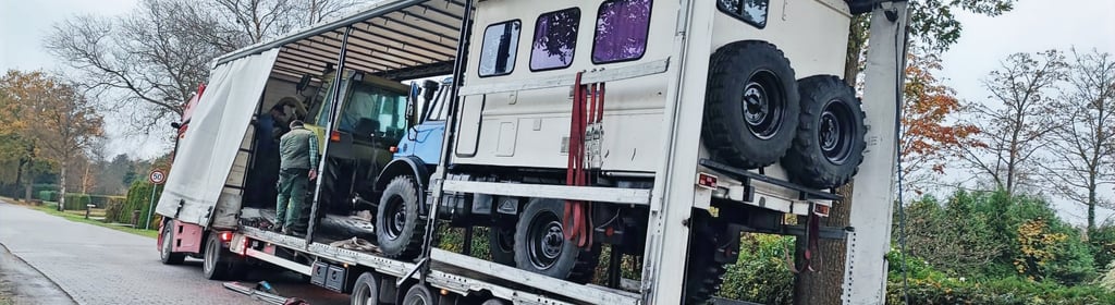 Transport eines Unimog mit Wohnaufbau