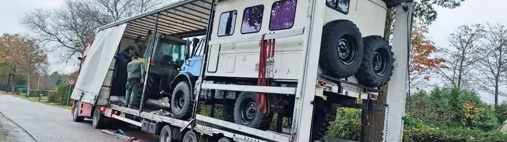 Transport eines Unimog mit Wohnaufbau