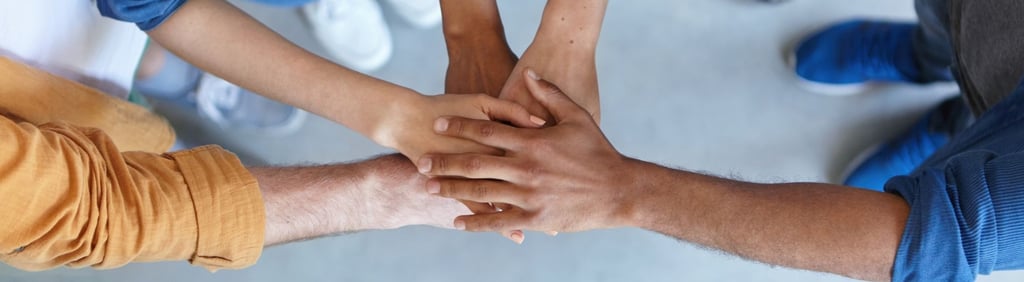 um grupo de pessoas amigos unindo as mãos