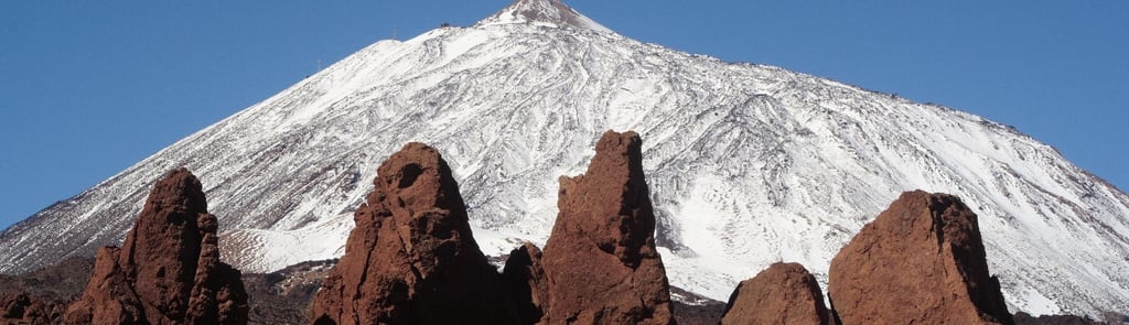 Parque Nacional del Teide nevado con formaciones rocosas verticales en la Ruta Circular, excursión en camper