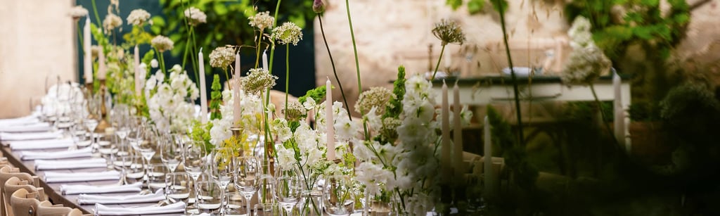 Le tavolate imperiali allestite con eleganza da composizioni floreali delicate ed armoniose. Location Casa Mantegazza