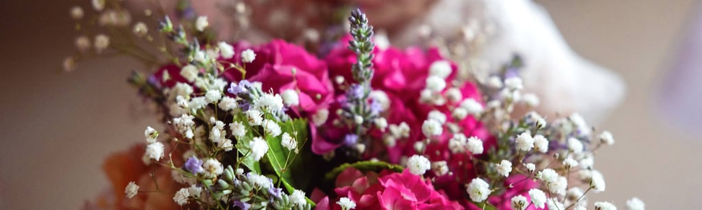 Il bouquet della sposa, un'esplosione floreale elegante tenuto in mano dalla figlia della sposa