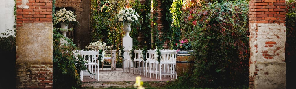 Gli allestimenti floreali del luogo della cerimonia trasformano gli spazi e creano armonia. Location Borgo in Città, Milano