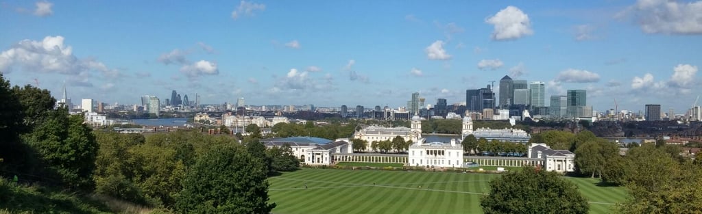 Una veduta sulla collina di Greenwich con diversi alti edifici sullo skyline