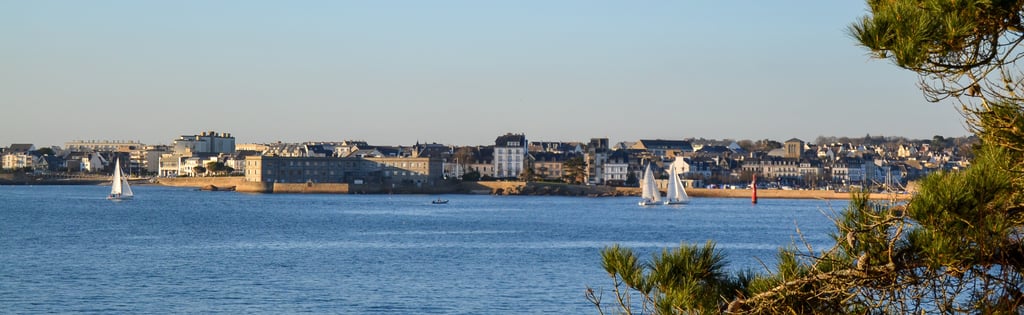 Vue de Concarneau - plage du Porzou - activités nautiques