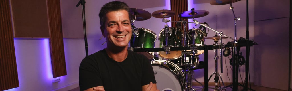 Routinierter Schlagzeuger aus Regensburg im Tonstudio vor dem Drumset – erfahren, vielseitig und 