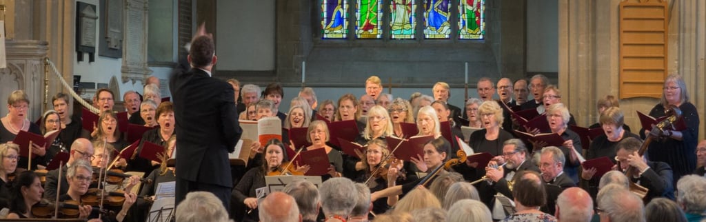 Photo of Steven Kings conducting a choir and orchestra