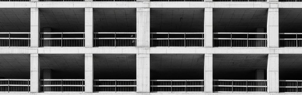 Estrutura de concreto em construção representando simulação e decisão no investimento imobiliário