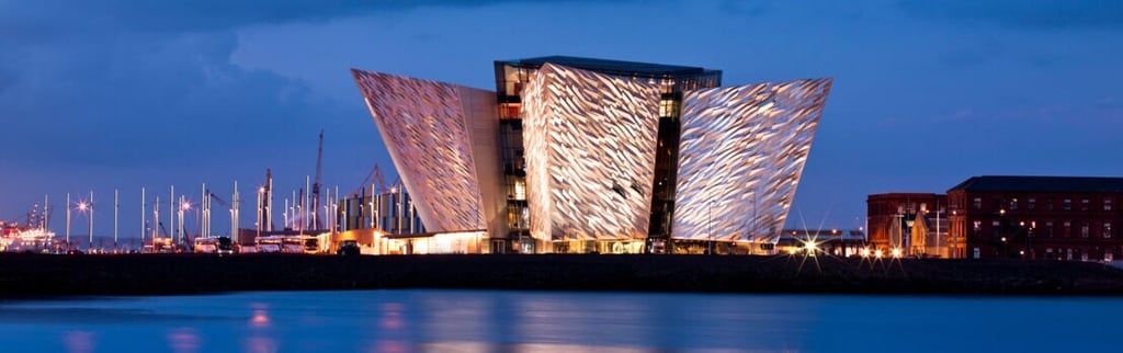 Panoramablick auf Belfast mit markanten Sehenswürdigkeiten wie der City Hall, modernen Gebäuden und historischen Straßen, die