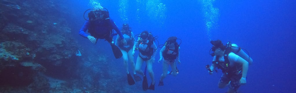 buceo profundo en El Pared en isla Catalina