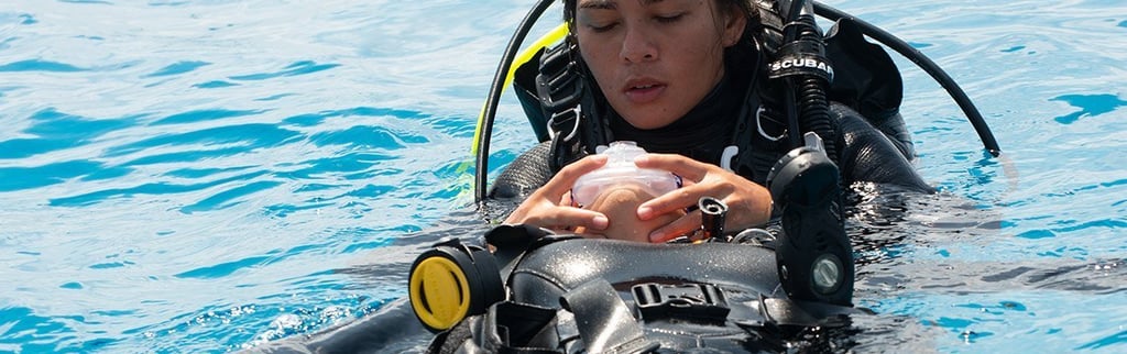 El curso de buceador de rescate y primer auxilio