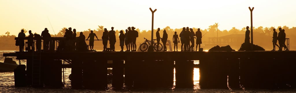 Un grupo de personas de pie en el Muelle Santa María.
