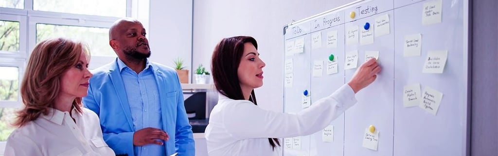 grupo de pessoas olhando o quadro